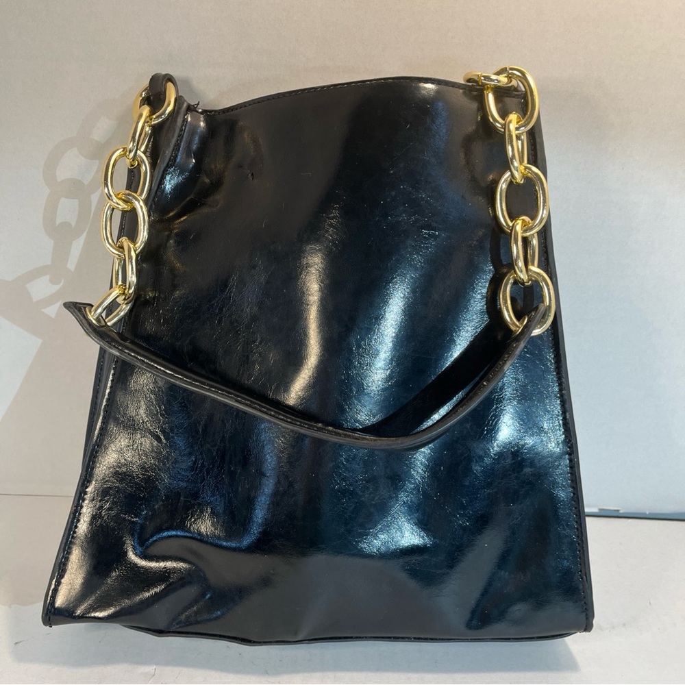 Elegant Black Shoulder Bag with Gold Chain
